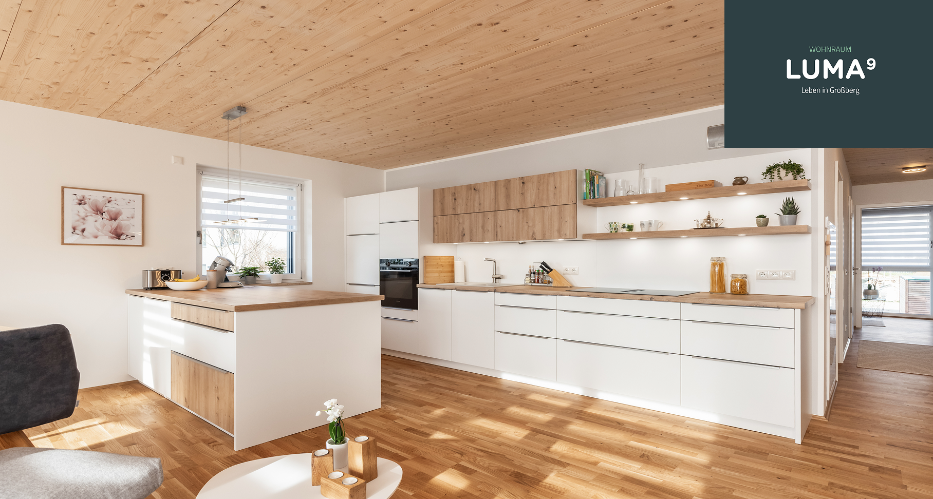 Moderne Küche mit hölzerner Decke, weißen Fronten und offenen Regalen. Fenster rechts, helle Holzböden. Elegantes Design.
